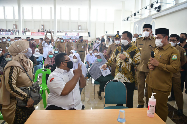 Mendagri Muhammad Tito Karnavian meninjau pelaksanaan program vaksinasi massal di Banda Aceh Convention Hall. 