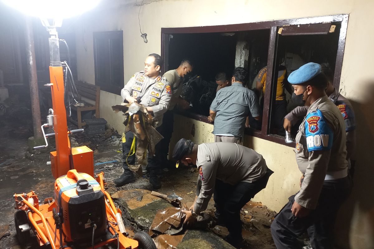 Kapolres Kediri Kota, Jawa Timur, AKBP Wahyudi turut membersihkan lokasi kebakaran di Mapolres, Senin (27/6/2022).