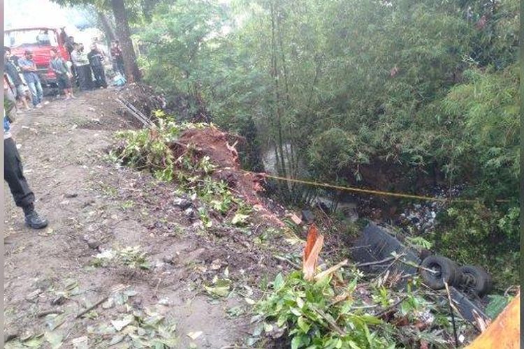 Kecelakaan maut di Kabupaten Tasikmalaya, Jawa Barat, Sabtu (25/6/2022). Bus berisi rombongan SD masuk jurang sedalam 10 meter. Tiga orang dilaporkan tewas.