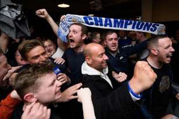 Sejumlah suporter Leicester City merayakan keberhasilan timnya menjadi juara Premier League seusai menyaksikan laga Chelsea vs Tottenham di pub di timur Leicester, Senin (2/5/2016). 