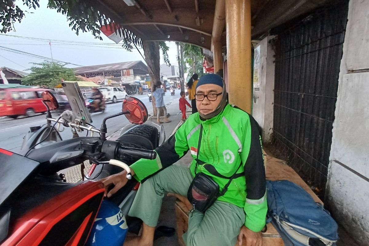 Driver ojek online bernama Budihardjo (62) saat ditemui Kompas.com di Jalan Plumpang Semper, Rawa Badak Selasa, Koja, Jakarta Utara pada Senin (14/8/2023). 