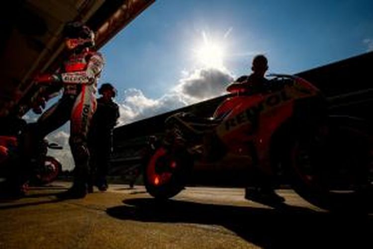 Pebalap Repsol Honda asal Spanyol, Marc Marquez, memasuki pit pada sesi uji coba di Sirkuit de Barcelon, Catalunya, Senin (15/6/2015).