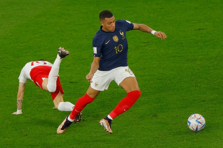 Hasil Perancis vs Polandia mempertemukan duel Kylian Mbappe dengan gelandang Sebastian Szymanski di Al-Thumama, Doha, pada Minggu (4/12/2022).