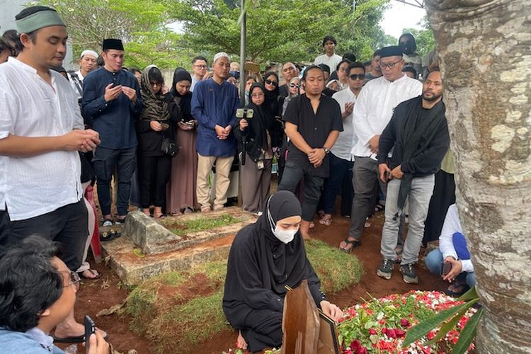 Istri Babe Cabiita, Zulfati di Tempat Pemakaman Umum Wakaf H Gani di daerah Cirendeu, Tangerang Selatan, Selasa (9/4/2024) 
