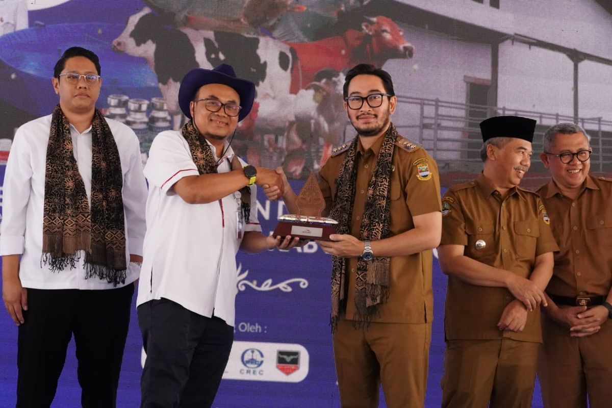 Bupati Bandung Barat Jeje Ritchie Ismail saat meresmikan rumah potong hewan (RPH) modern berstandar nasional di Jalan Raya Purwakarta, Desa Cempaka Mekar, Kecamatan Padalarang, Senin (8/12/2025).