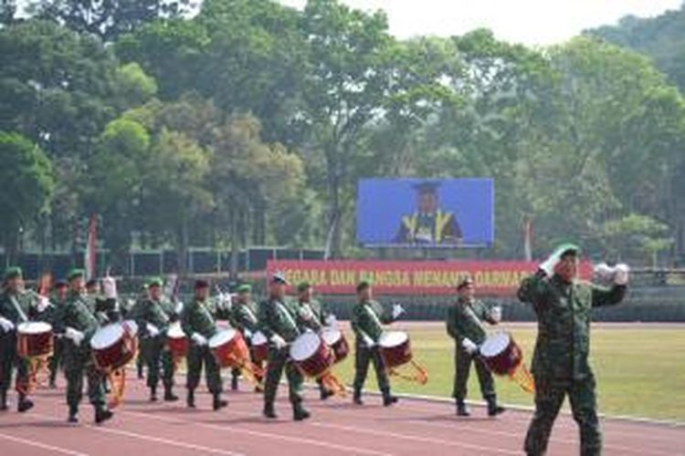 Marching band para alumnus Akademi Militer (Akmil) Magelang saat tampil dihadapan presiden Susilo Bambang Yudhoyono di Stadion Sapta Marga kompleks Akmil, Jumat (17/10/2014).