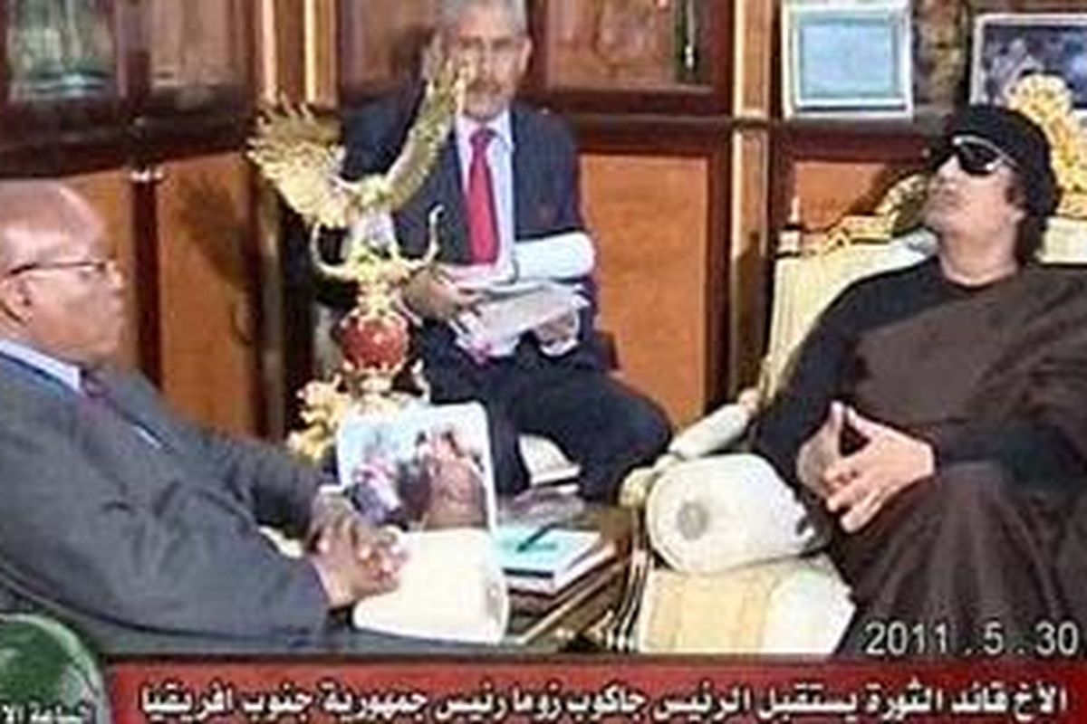 Pemimpin Libya, Moammar Khadafy ketika muncul di televisi pada Senin (30/5/2011) bersama Presiden Afrika Selatan, Jacob Zuma.