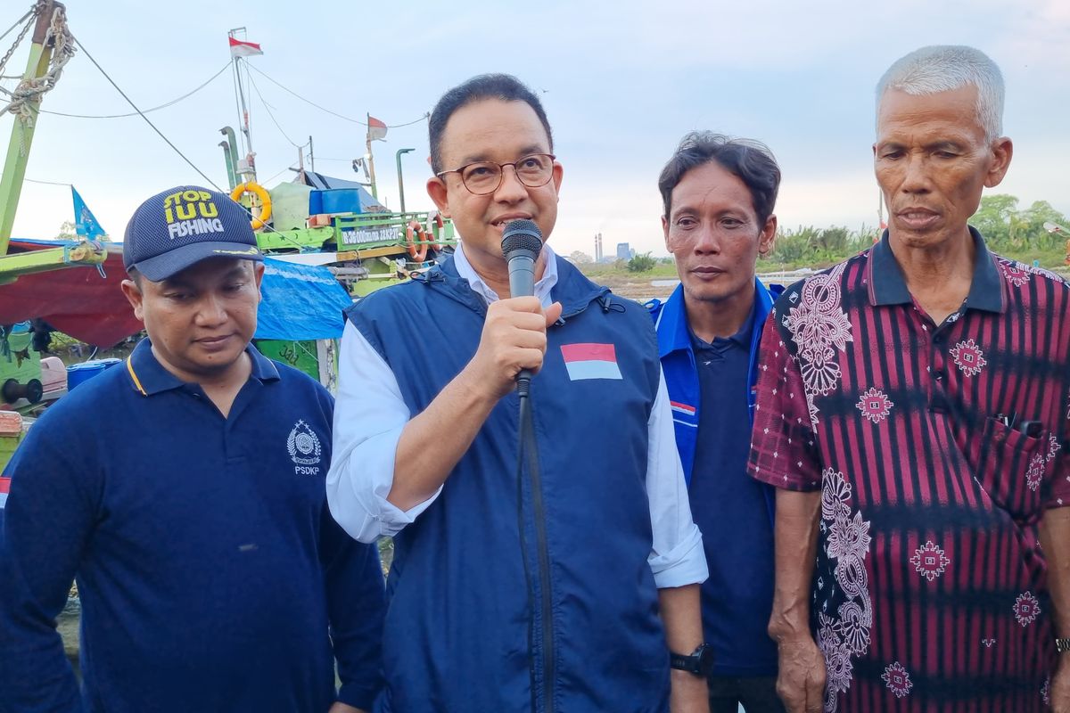 Calon presiden (capres) nomor urut 1 Anies Baswedan saat memberikan keterangan kepada awak media setelah berdiskusi dengan para nelayan di Kronjo, Tangerang, Sabtu (2/11/2023)