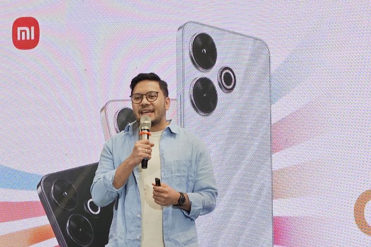 Product Marketing Manager Xiaomi Indonesia Rendy Tonggo saat memperkenalkan Redmi 13 dalam acara peluncuran yang digelar di Jakarta, Rabu (5/6/2024)