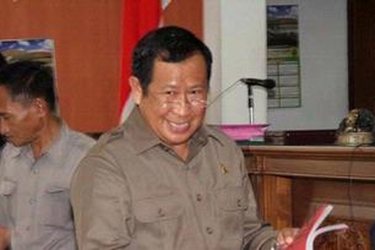 Mantan Kabareskrim Komjen (Pol) Susno Duadji (tengah) menjalani sidang mendengarkan saksi-saksi di Pengadilan Jakarta Selatan, Jalan Ampera, Selasa (26/10/2010). Komjen Susno Duadji usai persidangan mengomentari kasus Bibit-Chandra. Susno menyatakan saat menjabat Kabareskrim dirinya tidak terlibat dalam kasus yang melilit dua pimpinan KPK Bibit Samad Rianto dan Chandra M Hamzah, itu atas perintah atasannya. 