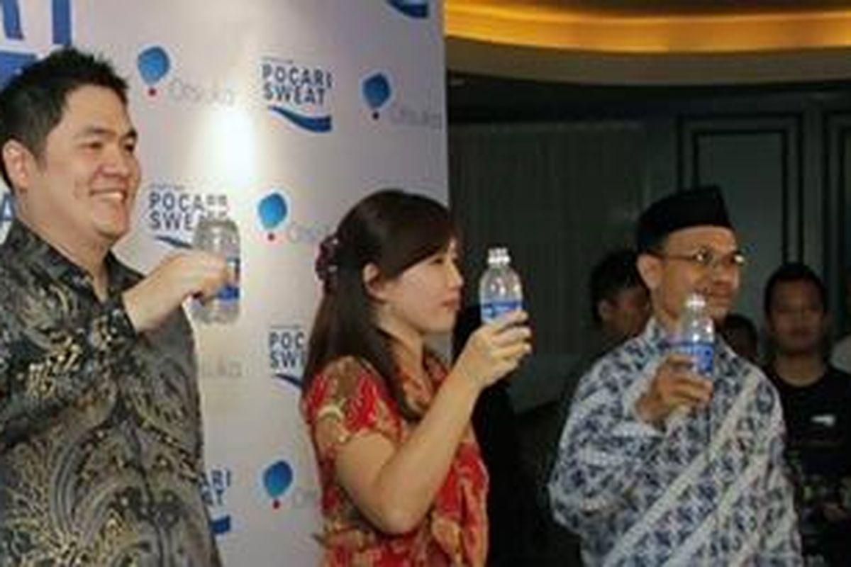 Head of Marketing Pocari Sweat, Ricky Lim, kiri, bersama Ritawaty Head of Communications PT Amerta Indah Otsuka, dan Sarmidih Kepala Sekolah MI Hayatul Islamiyah selaku peserta program CSR Pocari Sweat, dalam acara buka puasa bersama Pocari Sweat di Jakarta, Selasa 31/7/2012.