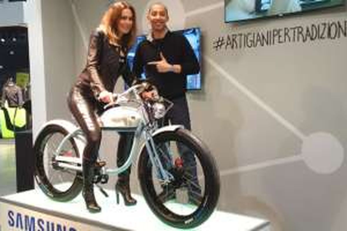 CEO Grup Garansindo Muhammad Al Abdullah (kanan) bersama sepeda listrik hasil kolaborasi Italjet dan Samsung.