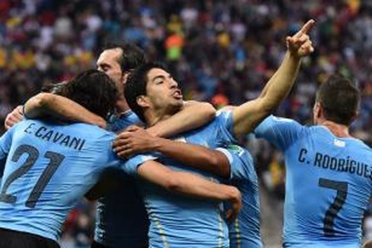 Penyerang Uruguay Luis Suarez (tengah) merayakan gol saat melawan Inggris dalam laga Grup D Piala Dunia di Corinthians Arena di Sao Paulo, Jumat (20/6/2014). Inggris kalah 1-2. 