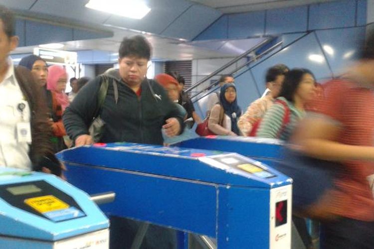 Para pengguna jasa commuterline Jabodetabek keluar dari stasiun Juanda, Jakarta Pusat, Kamis (26/3/2015).
