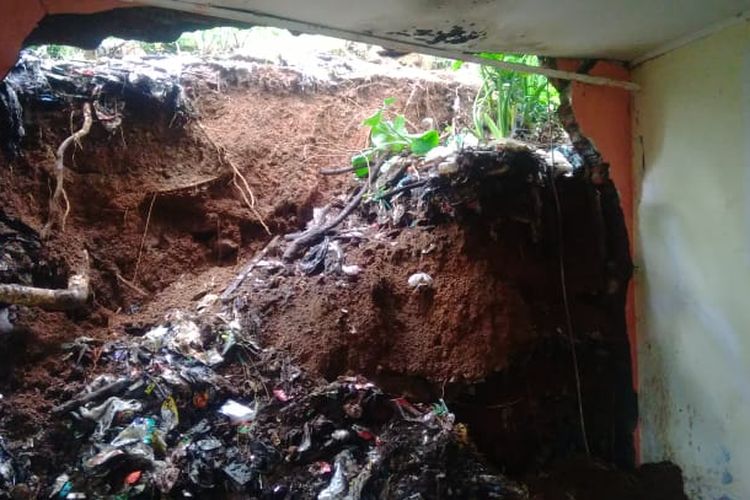 Ruang Lembaga Pemberdayaan Masyarakat (LPM) di kantor Kelurahan Pondok Jaya, Cipayung, Depok, Ambruk akibat tertimpa longsor pada Minggu (21/8/2022).