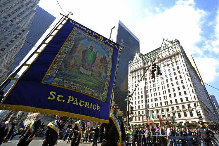 Banner Saint Patrick di perayaan ke 251 St. Patricks Day di New York, Amerika Serikat (AS), 17 Maret 2012. Di tahun 2020 sejumlah kota menunda perayaan St. Patricks Day, namun di Chicago tetap berjalan.