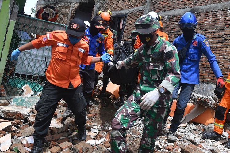 Tim SAR gabungan mengevakuasi jenazah korban gempa bumi magnitudo 6,2 di Mamuju, Sulawesi Barat, Sabtu (16/1/2021). ANTARA FOTO/Sigid Kurniawan/rwa.