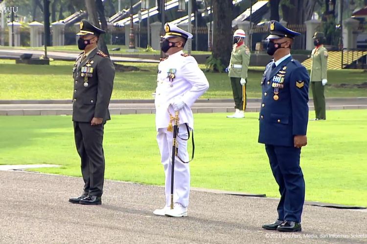 Foto tangkapan layar YouTube Sekretariat Presiden: upacara peringatan ke-76 Hari Tentara Nasional Indonesia di Istana Kepresidenan, Jakarta, Selasa (5/10/2021). 