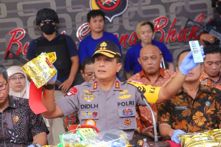 Kapolda Kalbar Irjen Pol Didi Haryono menunjukkan barang bukti sabu 25 kilogram yang akan dikirim ke Pangkalan Bun, Kalteng, Jumat (14/6/2019).