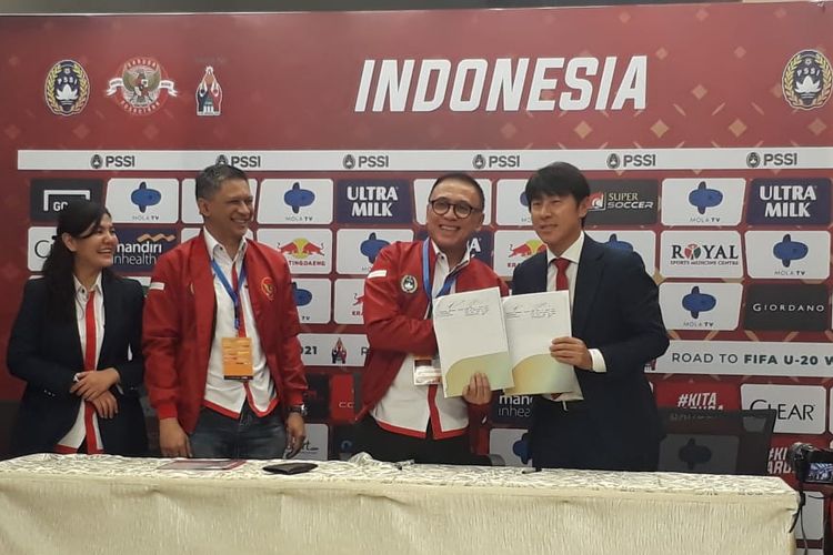 Ketua Umum PSSI, Mochamad Iriawan, berpose dengan Shin Tae-yong pada sesi perkenalan pria asal Korea Selatan tersebut sebagai pelatih baru Timnas Indonesia di Stadion Pakansari, Kab Bogor, Sabtu (28/12/2019).