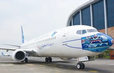 Tangkapan layar pesawat maskapai penerbangan Garuda Indonesia menggunakan masker, Selasa (13/10/2020).