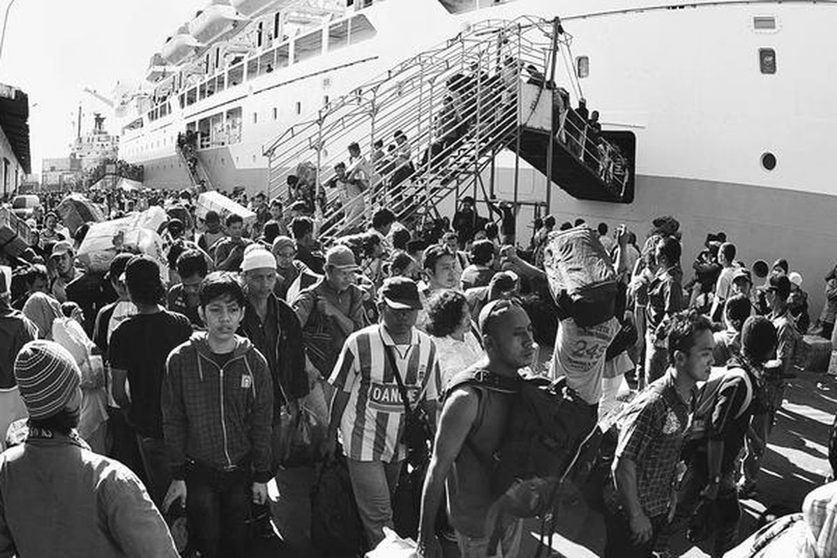 Ribuan pemudik dari Papua dan Sulawesi tiba dengan menggunakan kapal penumpang KM Labobar di Pelabuhan Tanjung Perak, Surabaya, Jawa Timur, Rabu (24/9). Setiap hari sedikitnya 10 kapal penumpang besar datang dan pergi mengangkut pemudik di pelabuhan itu.  