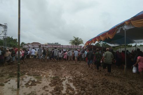 Meski Banjir, Warga Karawang Antusias Mencoblos di Pilkades Serentak