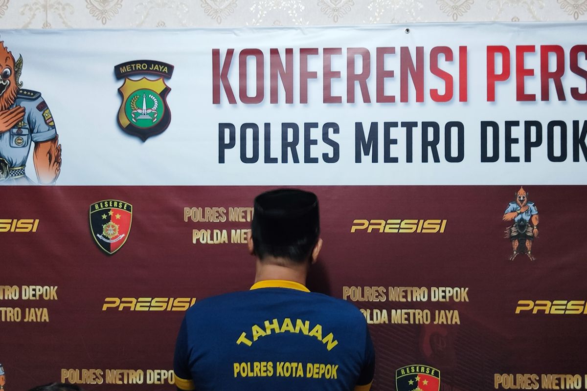Satreskrim Polres Metro Depok menangkap eks Kepala Desa Tonjong Kabupaten Bogor bernama Nur Hakim (43), Kamis (12/10/2023).