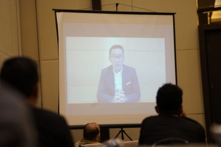 Gubernur Jawa Barat Ridwan Kamil saat menghadiri seminar virtual bertajuk Pelatihan Usaha Pemuda Sektor Energi di Era New Normal yang diselenggarakan Dewan Energi Mahasiswa Indonesia, Jumat (30/4/2021). 