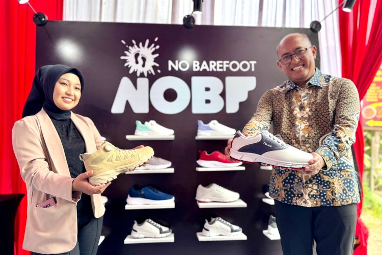 Vice President (VP) CSR & SMEPP Management Pertamina Rudi Ariffianto dan Senior VP (SVP) International Banking Division Bank Jatim Hening Tri Ujianti menunjukkan produk alas kaki merek NOBF hasil karya CV Mitraindo Shoes Pratama. 
