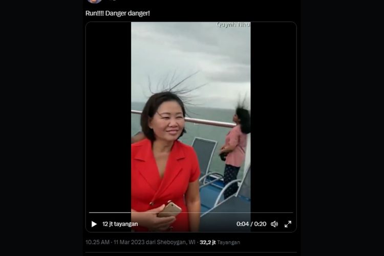 Salah satu warganet mengunggah video ketika rambut penumpang kapal tiba-tiba berdiri yang disebutnya sebagai tanda datangnya petir.