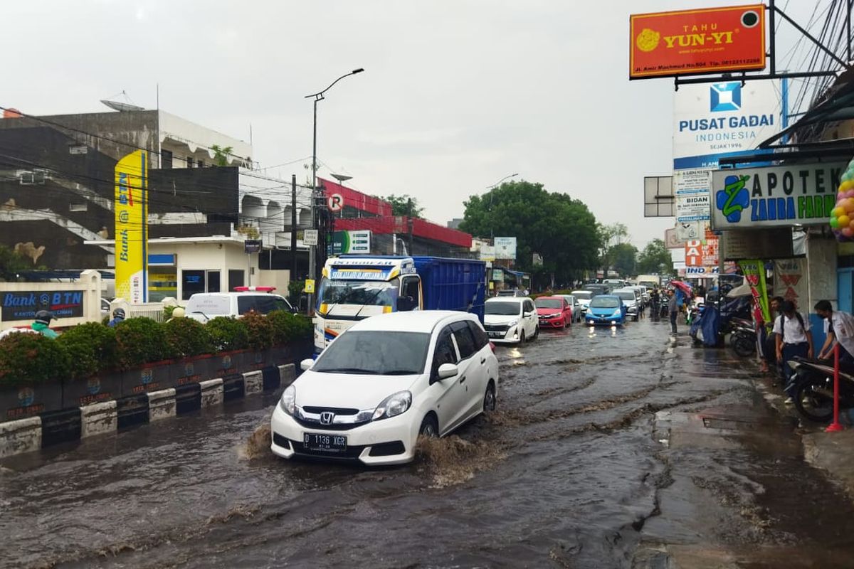 Kendaraan tengah melintas di Jalan Amir Machmud, Kota Cimahi, Selasa (4/10/2022).