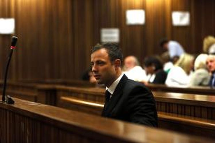 Duduk di kursi terdakwa Oscar Pistorius kembali mendengarkan vonis hakim dalam kasus penembakan sang kekasih Reeva Steenkamp, tahun lalu. Dalam sidang di Pretoria, Jumat (12/9/2014), hakim menyatakan Pistorius bersalah karena berbuat kelalaian yang berujung kematian.