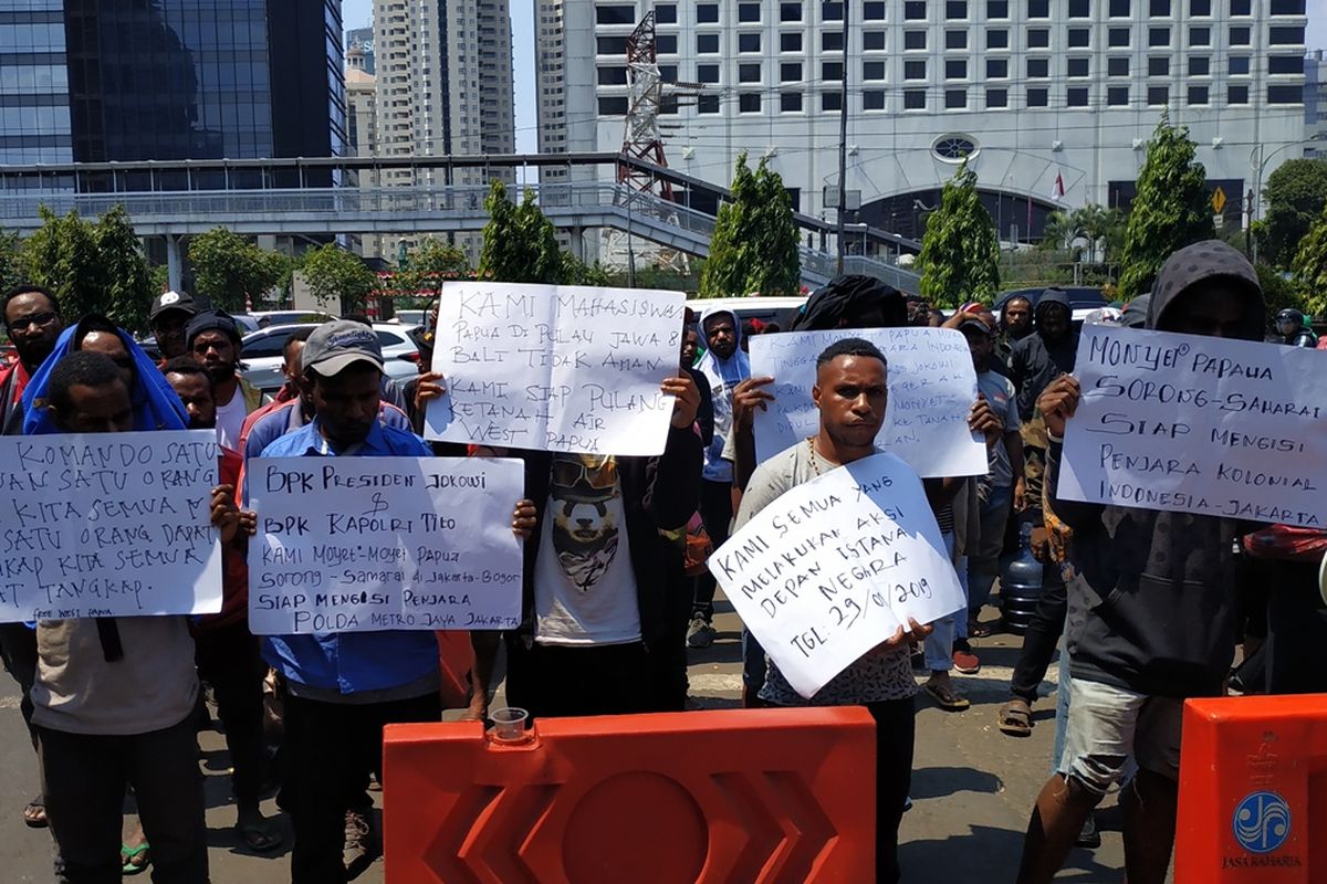 Sejumlah mahasiswa Papua dan Papua Barat berunjuk rasa di depan Mapolda Metro Jaya, Sabtu (31/8/2019. Mereka minta ditangkap polisi sebagai bentuk solidaritas terhadap dua orang rekannya yang ditangkap secara represif oleh polisi di Asrama Lani Jaya, Depok, Jumat malam.
