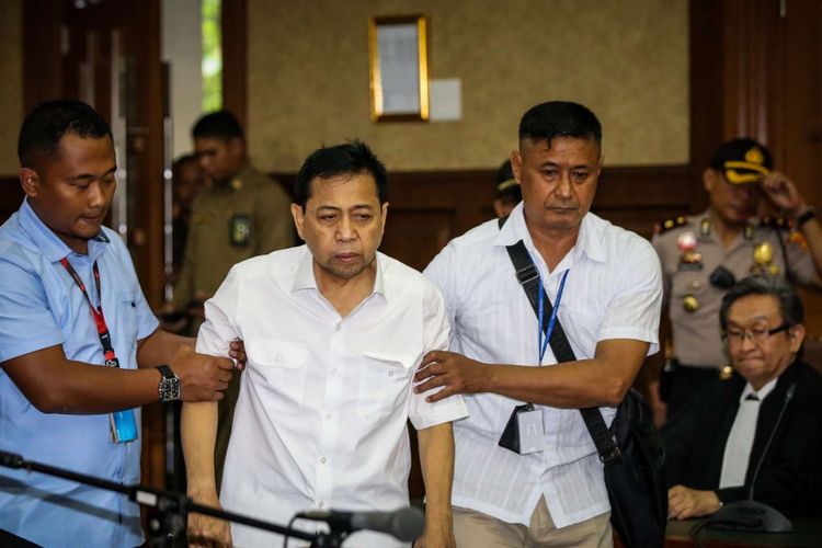 Tersangka kasus korupsi proyek e-KTP, Setya Novanto memasuki ruang sidang di Gedung Pengadilan Tipikor, Jakarta, Rabu (13/12/2017). Setya Novanto akan menghadapi sidang pembacaan dakwaan oleh jaksa penuntut umum.