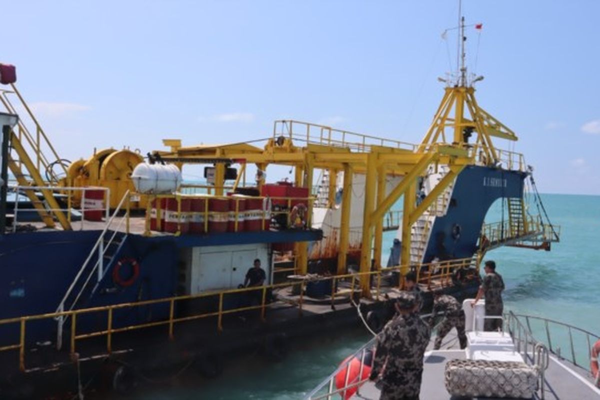 Direktorat Jenderal Pengawasan Sumber Daya Kelautan dan Perikanan (PSDKP) KKP, memeriksa Kapal Isap Produksi (KIP) di perairan Bangka, Sabtu (20/5), karena melanggar zona penambangan. 