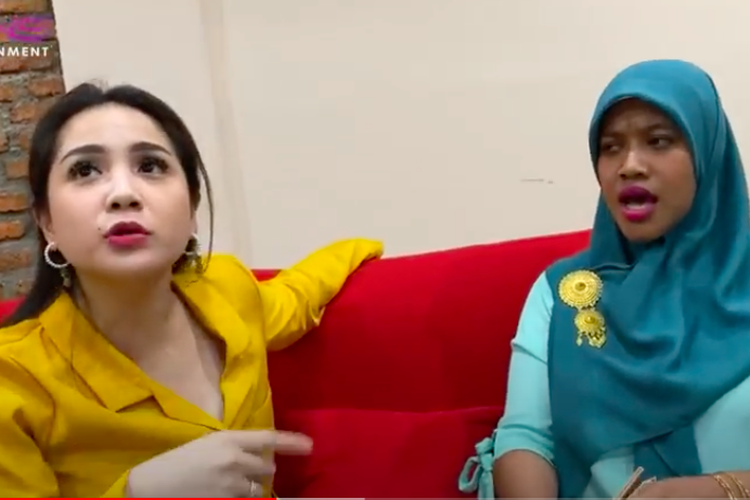 Pemeran Bu Tejo di film Tilik, Siti Fauziah berbincang dengan Nagita Slavina