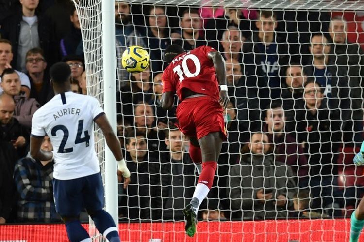 Sadio Mane coba menyundul bola pada pertandingan Liverpool vs Tottenham Hotspur dalam lanjutan Liga Inggris di Stadion Anfield, 27 Oktober 2019. 