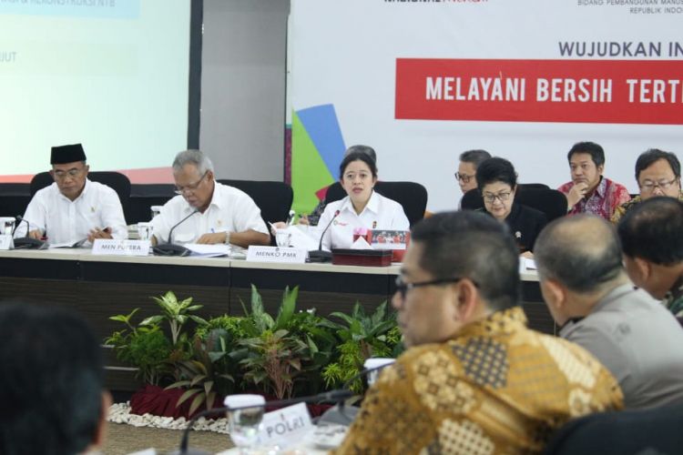 Menko PMK Puan Maharani mengadakan Rapat Tingkat Menteri (RTM) untuk membahas percepatan rehabilitasi dan rekonstruksi pasca gempa bumi di NTB, Jumat (31/08/2018)
