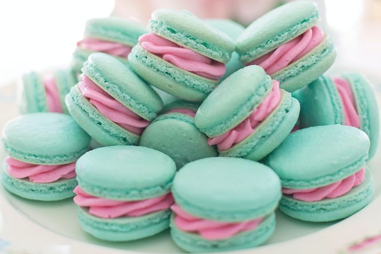 Ilustrasi macaron, dessert dari meringue. 