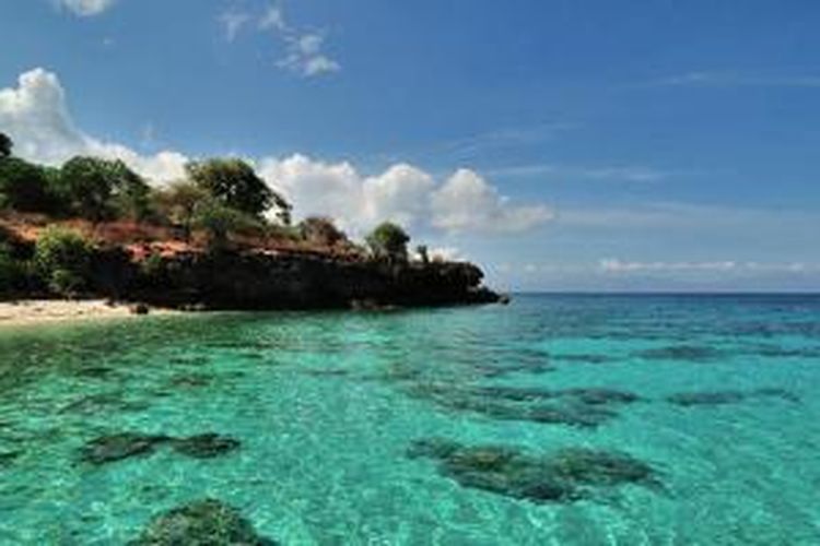 Pantai di Pulau Moyo, Kabupaten Sumbawa, Nusa Tenggara Barat.