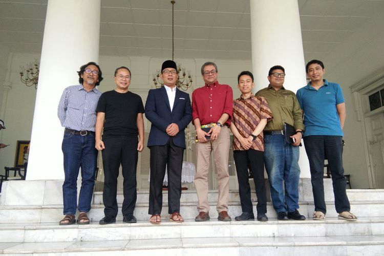 Technical Reviewer Al Fozan, Fuad H Mallick seusai bertemu dengan Gubernur Jawa Barat Ridwan Kamil bersama tim Urbane Indonesia membicarakan soal desain masjid yang masuk dalam nominasi Abdullah Alfozan Award di Gedung Pakuan, Jalan Cicendo, Minggu (2/6/2019).