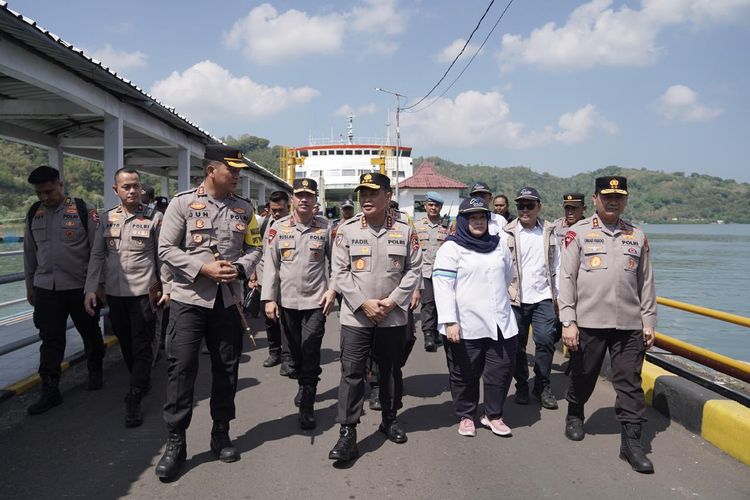 Kepala Badan Pemelihara Keamanan (Kabaharkam) Polri Komjen Pol Fadil Imran meninjau Pelabuhan Lembar, Lombok Barat, Nusa Tenggara Barat (NTB), Sabtu (11/5/2024). 