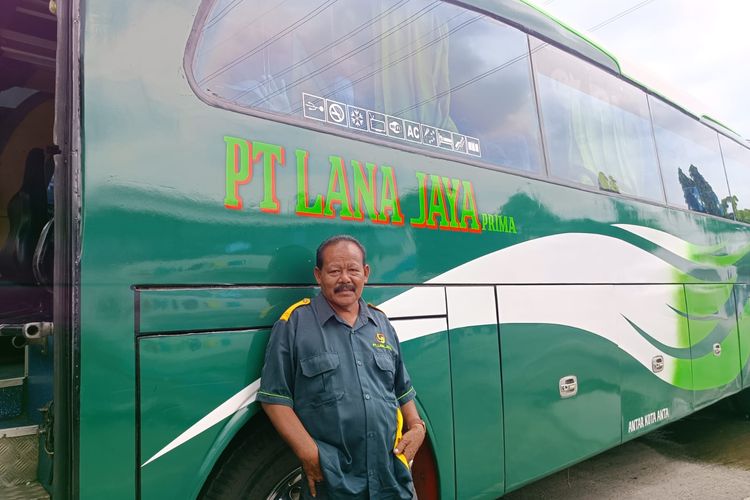 Nanang (60), sopir bus PO Lana Jaya di Terminal Kampung Rambutan, Ciracas, Jakarta Timur, Minggu (16/4/2023).