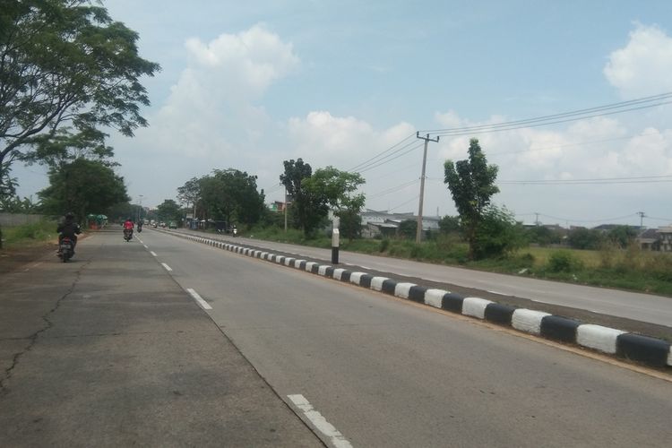 Arus Lalu Lintas di Jalan Lingkar Luar Karawang atau Jalan Baru Tanjungpura-Klari, Kamis (5/5/2022) siang.