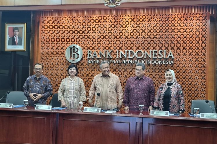 Gubernur Bank Indonesia Perry Warjiyo (tengah) saat konferensi pers hasil Rapat Dewan Gubernur BI di kantornya, Jakarta, Kamis (24/8/2023).