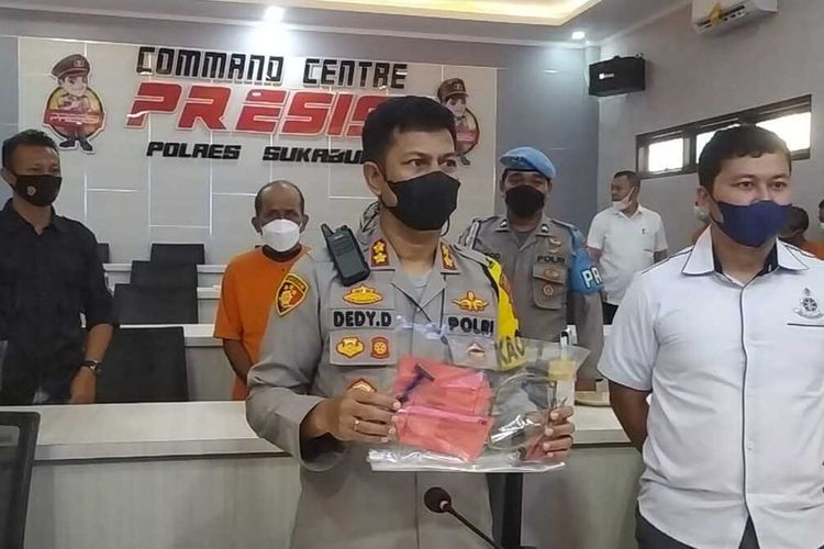 Kepala Polres Sukabumi, AKBP Dedy Darmawansyah (kiri) memperlihatkan barang bukti saat konferensi pers di Palabuhanratu, Sukabumi, Jawa Barat, Selasa (7/12/2021).