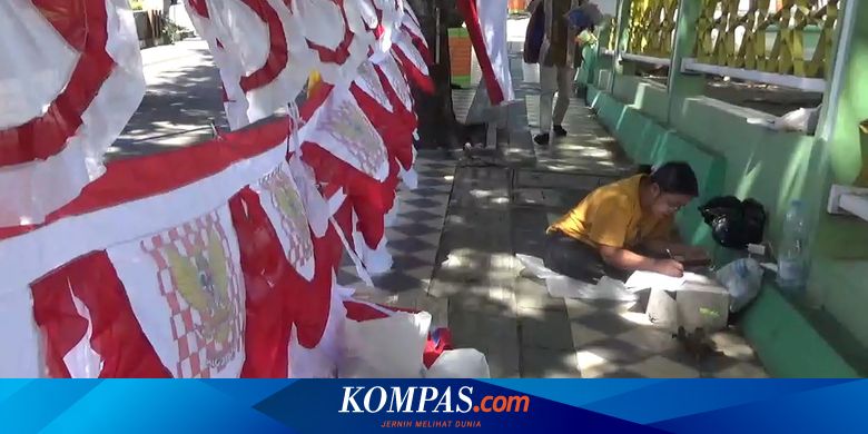 Kisah Penjual Bendera Merah Putih, Sebelum Pandemi Bisa Laku 100 Lembar Tiap Hari, Kini Paling Banyak 10 - Vimarsana News