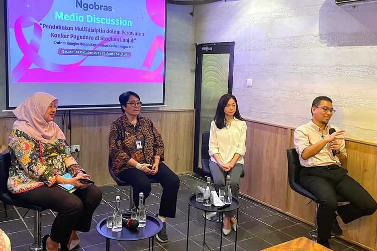 Diskusi media memeringati Bulan Kepedulian Kanker Payudara dengan narasumber dari kiri ke kanan: dr.Siti Nadia Tarmizi, dr.Nina Supit Sp.Rad(K), dr.Agnes, dan dr.Andhika Rachman Sp.PD-KHOM.