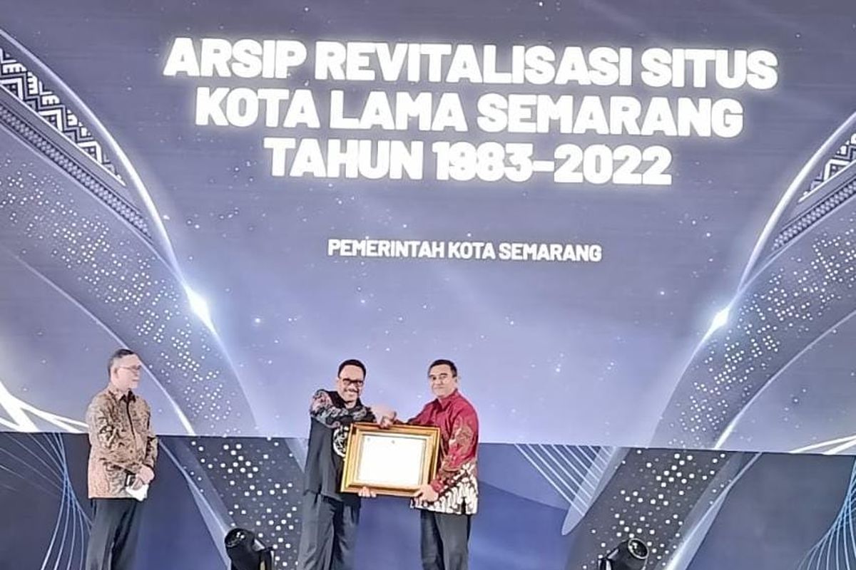 Penyerahan penghargaan Arsip Revitalisasi Situs Kota Lama Semarang Tahun 1989-2022 Sebagai Memori Kolektif Bangsa (MKB) Tahun 2024 oleh Pelaksana Tugas (Plt) Kepala Arsip Nasional Republik Indonesia (ANRI) kepada Kepala Dinas Arsip dan Perpustakaan Kota Semarang Bambang Suranggono pada acara peringatan Hari Kearsipan ke-53 di Hotel Mercure, Samarinda, Rabu (29/5/2024)
